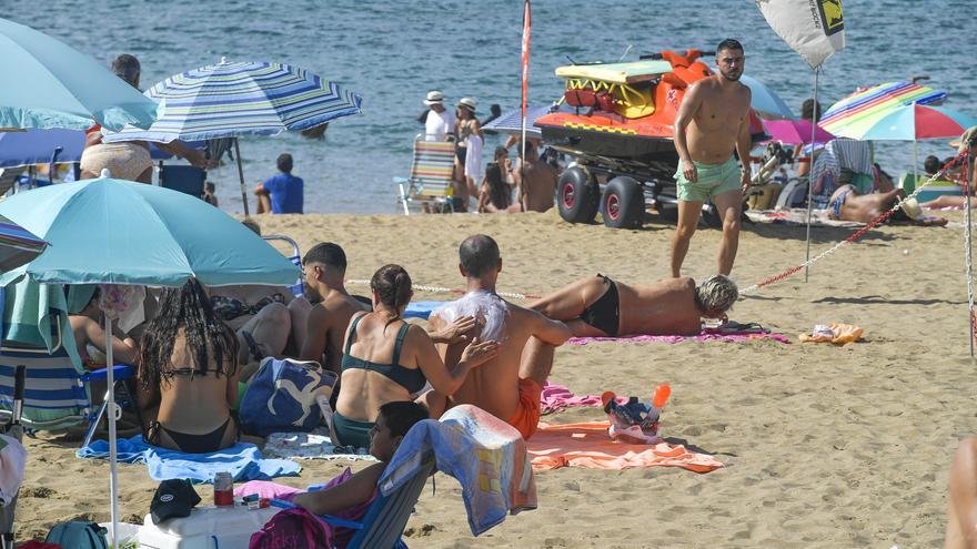 La mitad de las algas y la arena en Las Canteras tienen restos de crema solar