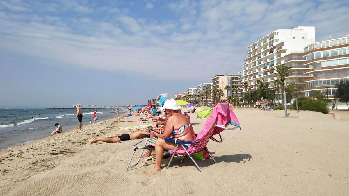 Usuaris de la platja de Santa Margarida de Roses.