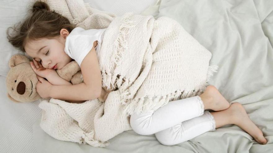 Carlos González, pediatre: "Algú t'ha dit alguna vegada que els nens de tres mesos dormen sols? Doncs ho sento, no és així"