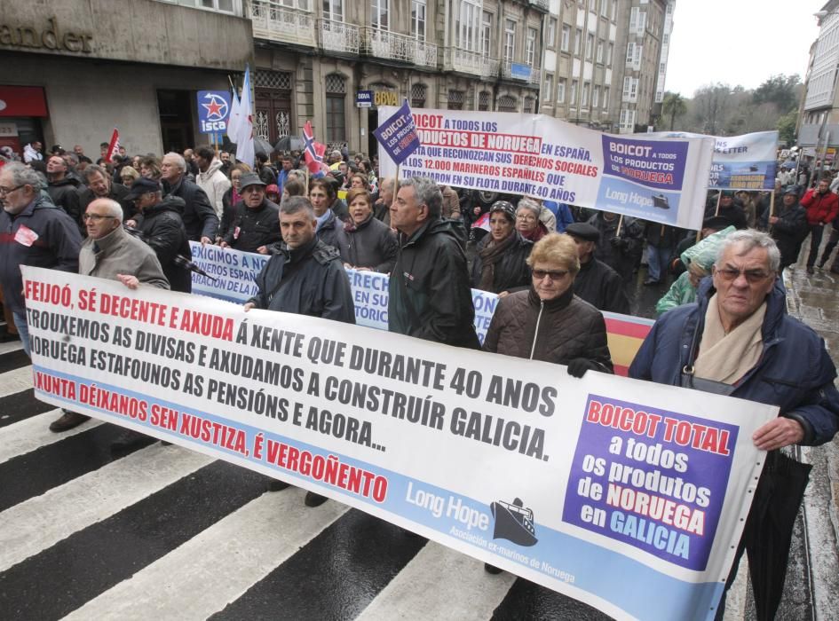 Miles de marineros protestan en Galicia para defen