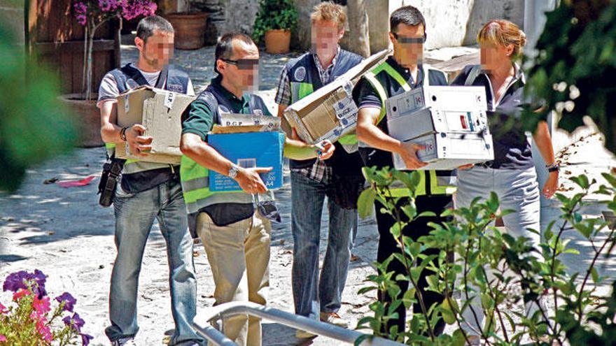 La Policía registra la sede de la Fundación para el Desarrollo Sostenible.