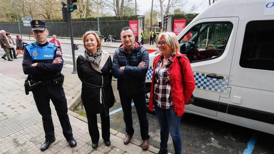 Santiago Osorio; la alcaldesa, Mariví Monteserín; el intendente, Rafael Rodríguez, y la edil de Festejos, Ana Hevia, en el puesto de control.