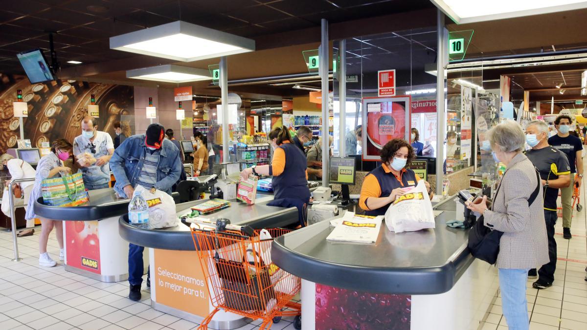 Clientes hacen la compra en un supermercado de Vigo