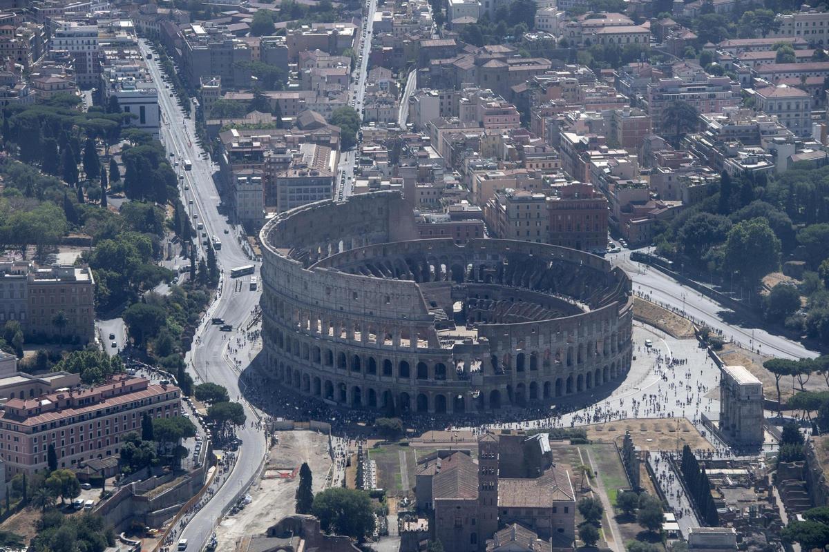 Vista aérea de Roma, con el Coliseo en el centro, en una imagen de archivo.
