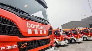 Los bomberos trabajan en el incendio de un supermercado en el centro de Barcelona
