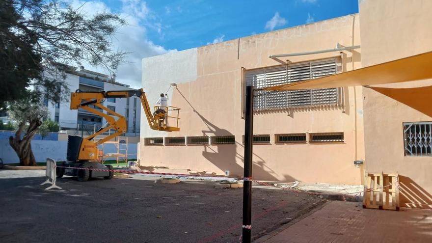 Trabajos de pintura en un colegio de Ibiza