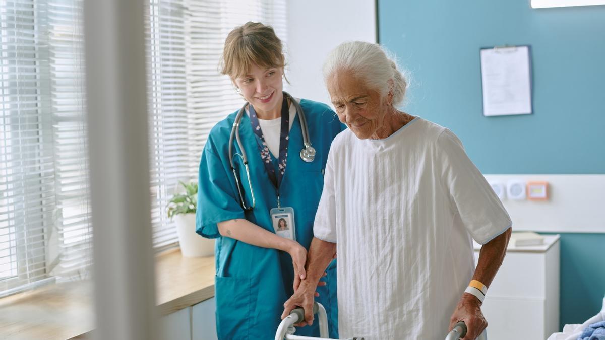 ¿Cuánto cobra un auxiliar de geriatría en España en 2026? Salario medio y funciones