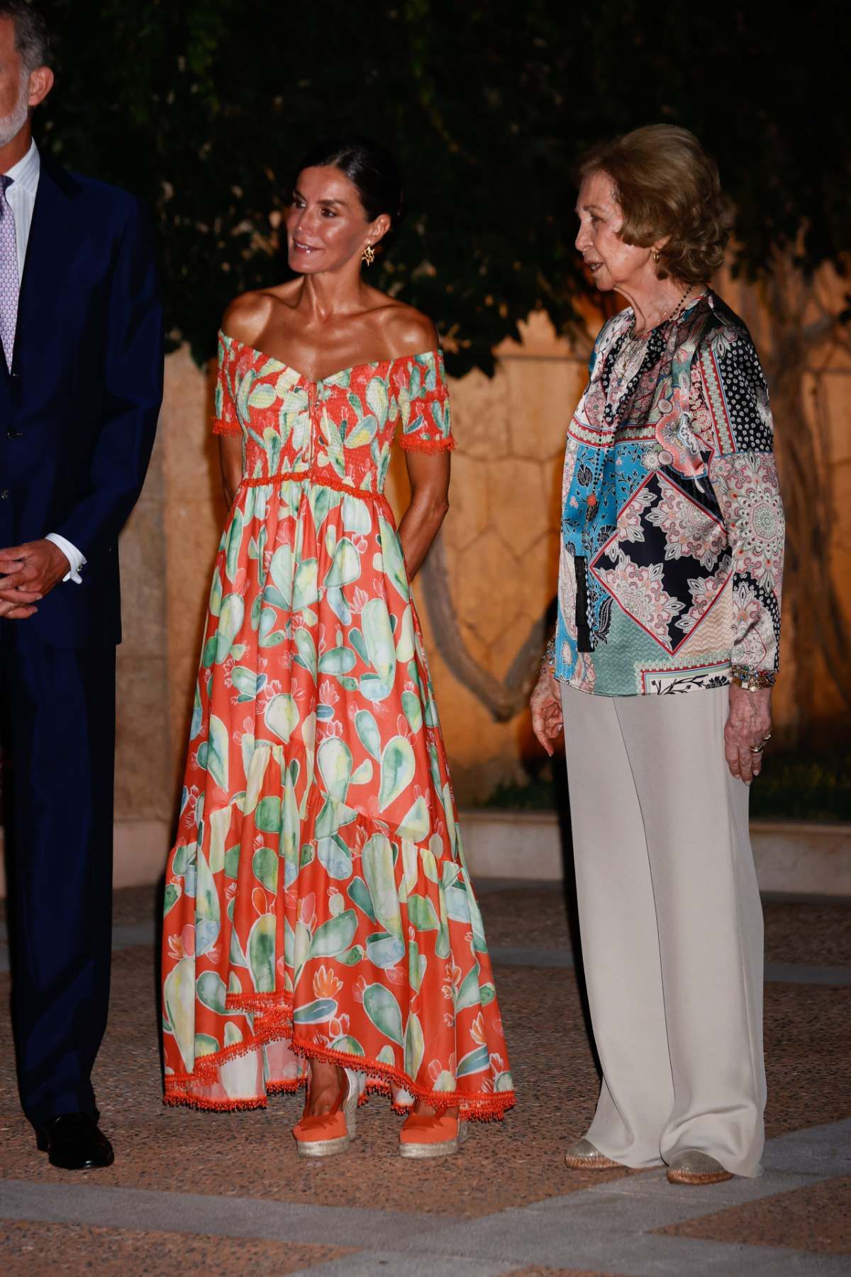 La reina Letizia y la reina emérita Sofía durante la recepción a las sociedad balear en el Palacio de Marivent