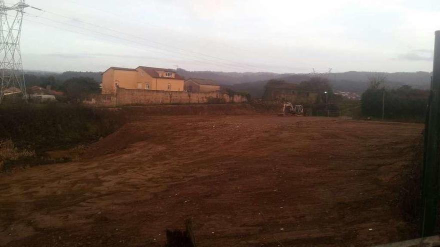 Vista de la parcela de Varinca, tras recientes trabajos de relleno para evitar la acumulación de aguas y residuos.