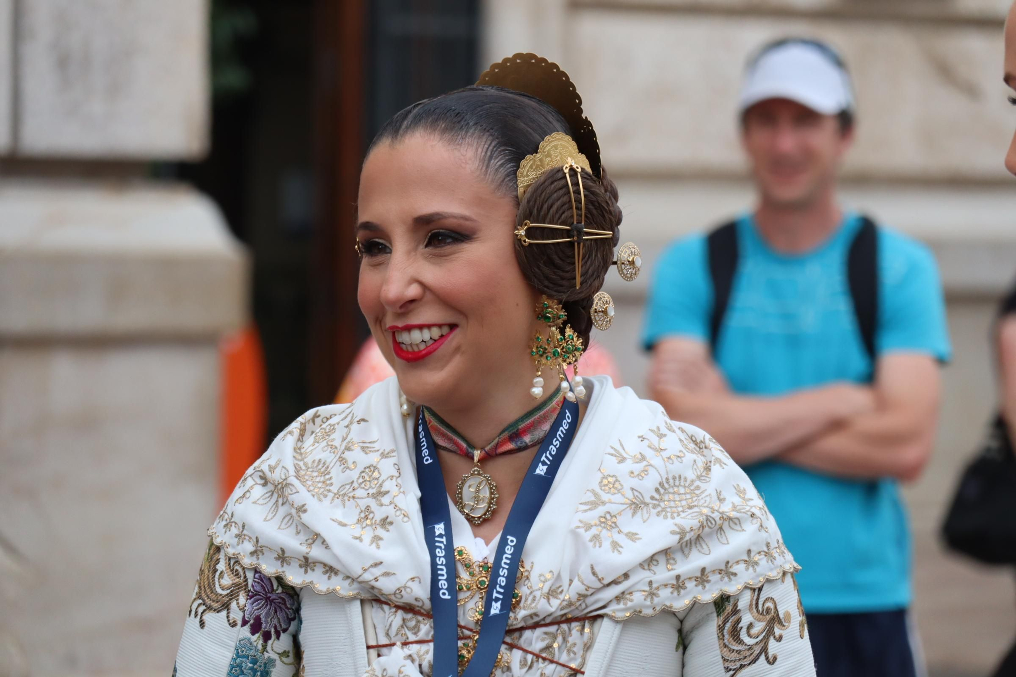 Concentración fallera en la Plaza del Ayuntamiento con las candidatas a FMV2025