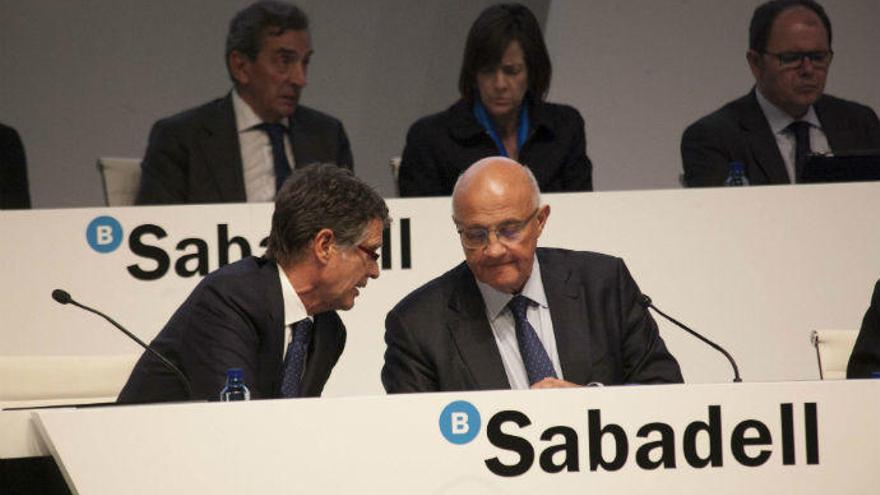 El Presidente de Banco Sabadell, Josep Oliu y el Consejero Delegado, Jaime Guardiola durante la primera Junta general de accionistas celebrada en Alicante