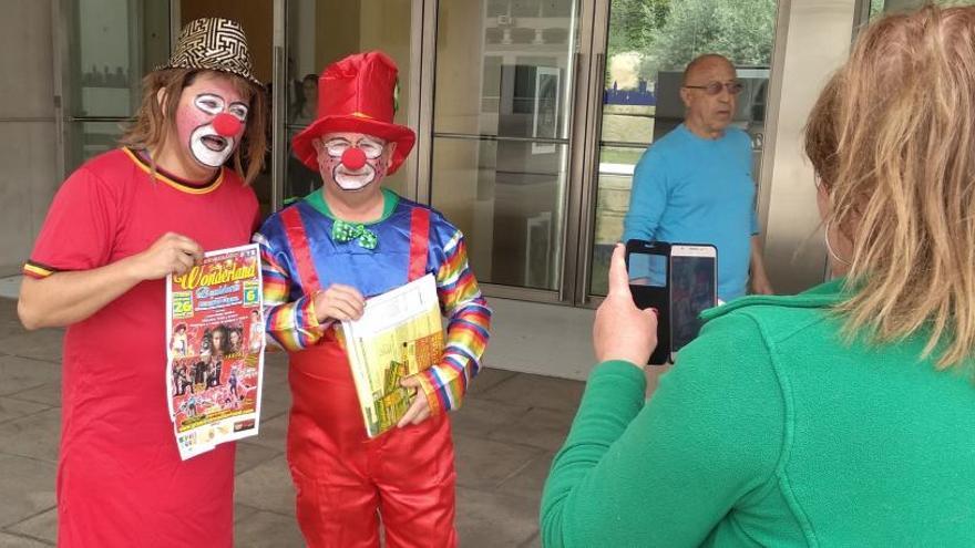 Dos personas, disfrazadas de payasos, protestando junto al consistorio de Benidorm.