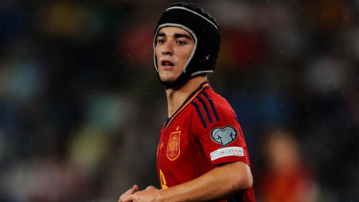 ¡Gavi entrena con casco! El futbolista protege su oreja tras el golpe recibido en Pamplona