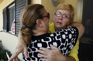 Dues veïnes s’abracen al saber que el desallotjament de la vivenda d’una d’elles ha estat ajornat, gràcies a les protestes veïnals i al suport de la Plataforma d’Afectats per la Hipoteca de València.