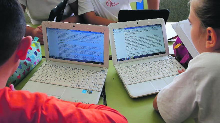 Varios alumnos emplean las TIC para su formacion en las aulas, antes del inicio del confinamiento.