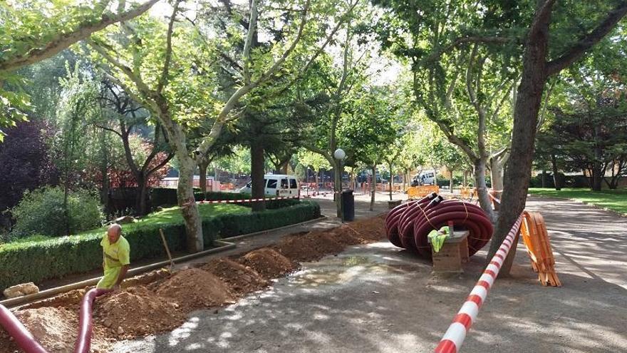 Continúa la mejora en la iluminación del Parque de Los Fueros-Ricardo Eced de Teruel