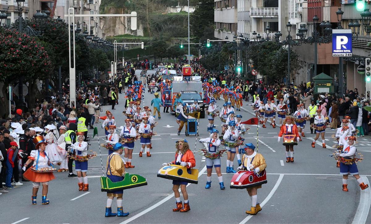 Vigo festeja su Entroido: el desfile de comparsas llena las calles