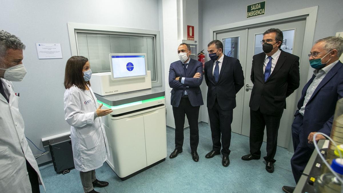La Xunta y la Fundación Amancio Ortega supervisan la puesta en marcha del nuevo equipo de secuenciación masiva de ADN en la Fundación Pública galega de Medicina Xenómica.