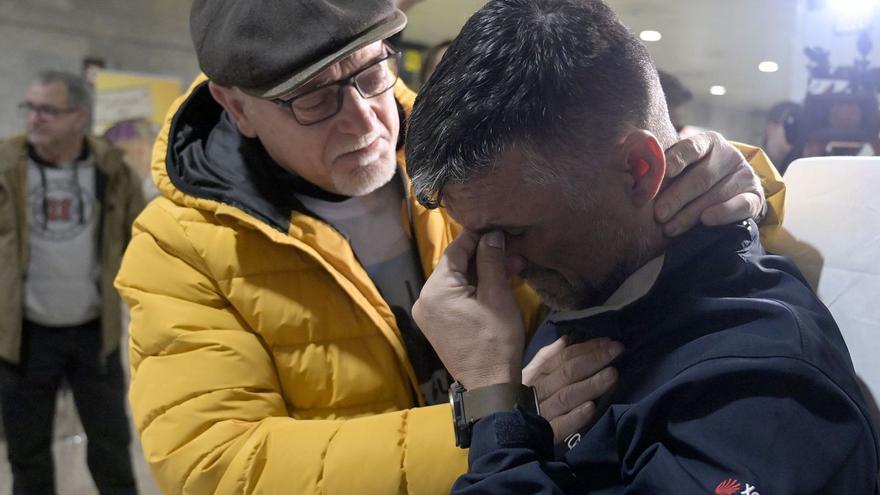 Gustavo Dacal, a su llegada al aeropuerto de Alvedro, abrazado por un familiar. |  // EUROPA PRESS