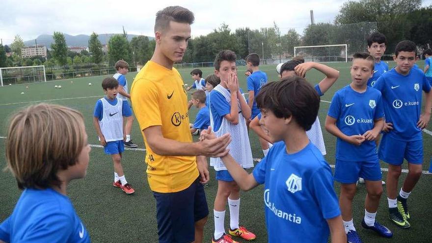 Denís Suárez junto a los pequeños ayer en A Xunqueira II. // Rafa Vázquez