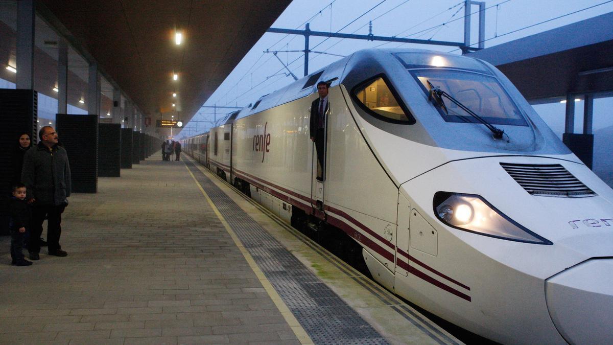 Un Alvia en la estación de Renfe de Zamora.