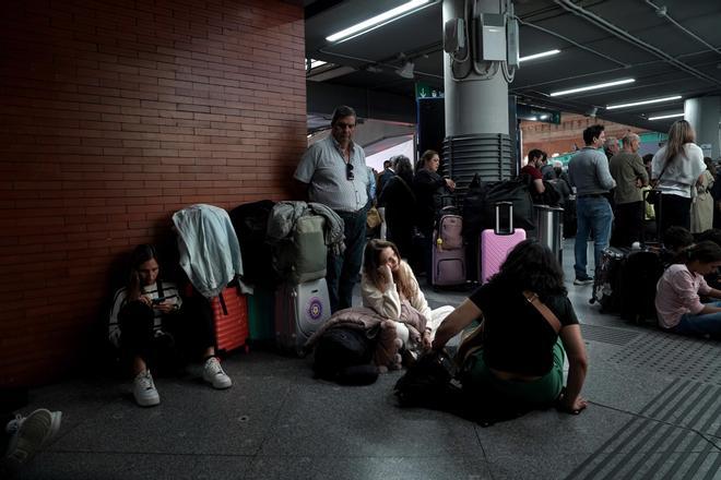 Viajeros en la estación de Atocha después del apagón eléctrico del día 28