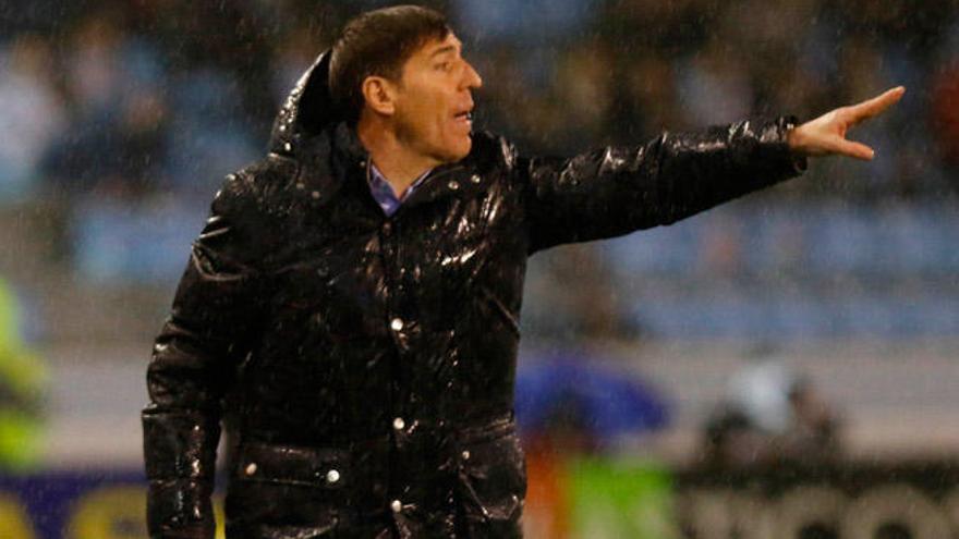 Berizzo da indicaciones a sus hombres // R. GROBAS