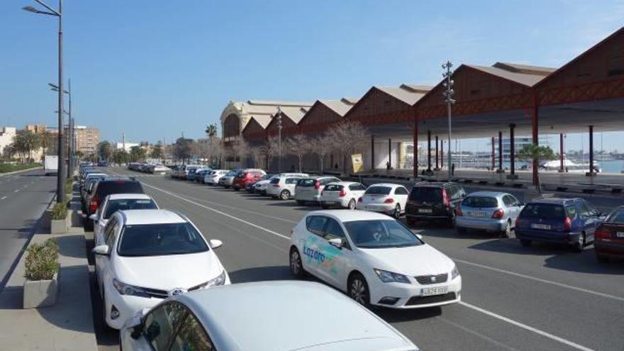 Los alrededores del tinglado están llenos de coches.