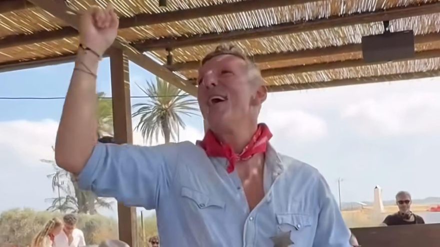 Disfraz de sheriff y fiesta sorpresa en Formentera: así ha sido el 50 cumpleaños por todo lo alto de Joaquín Prat