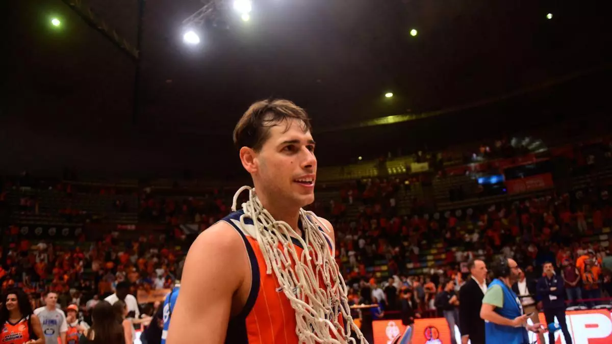 La marea naranja lleva al Leyma Coruña a hombros hacia la Liga ACB