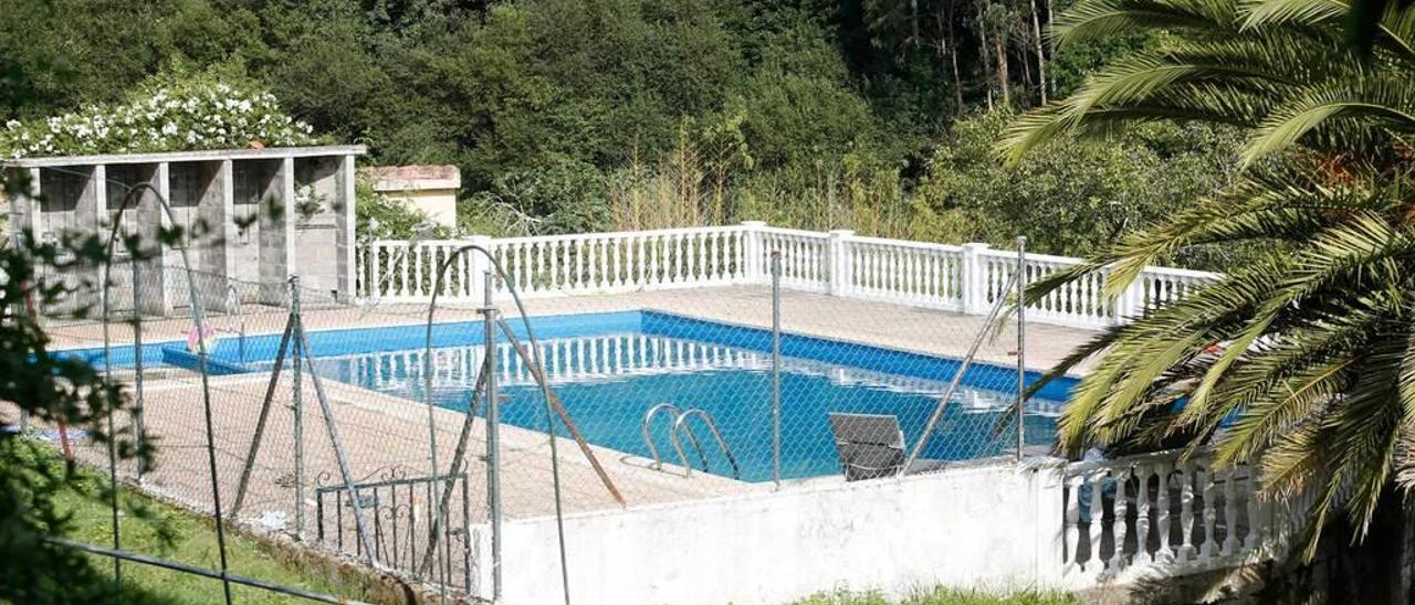 La piscina de la granja-escuela de Soto del Barco donde se ahogó el niño praviano el pasado mes de julio, con el vaso pequeño a la izquierda.