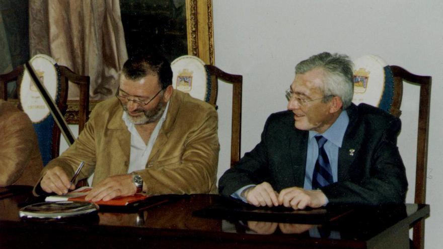 Benito Torreiro Sío, a la derecha, en el salón de plenos de As Neves