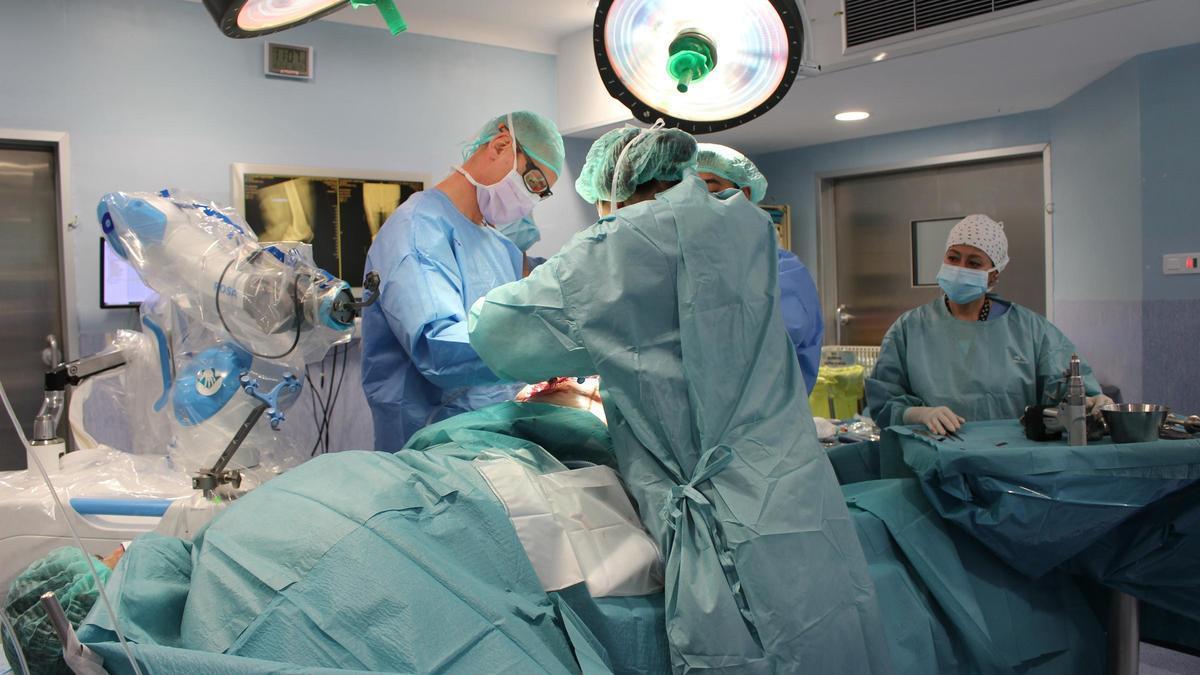 Intervenció de pròtesi de genoll a l'hospital Trueta en una imatge d'arxiu.