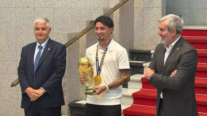 Recibimiento a Yeremy Pino en el Gobierno de Canarias y el Cabildo de Gran Canaria tras ganar la Copa del Mundo del Fútbol 2026