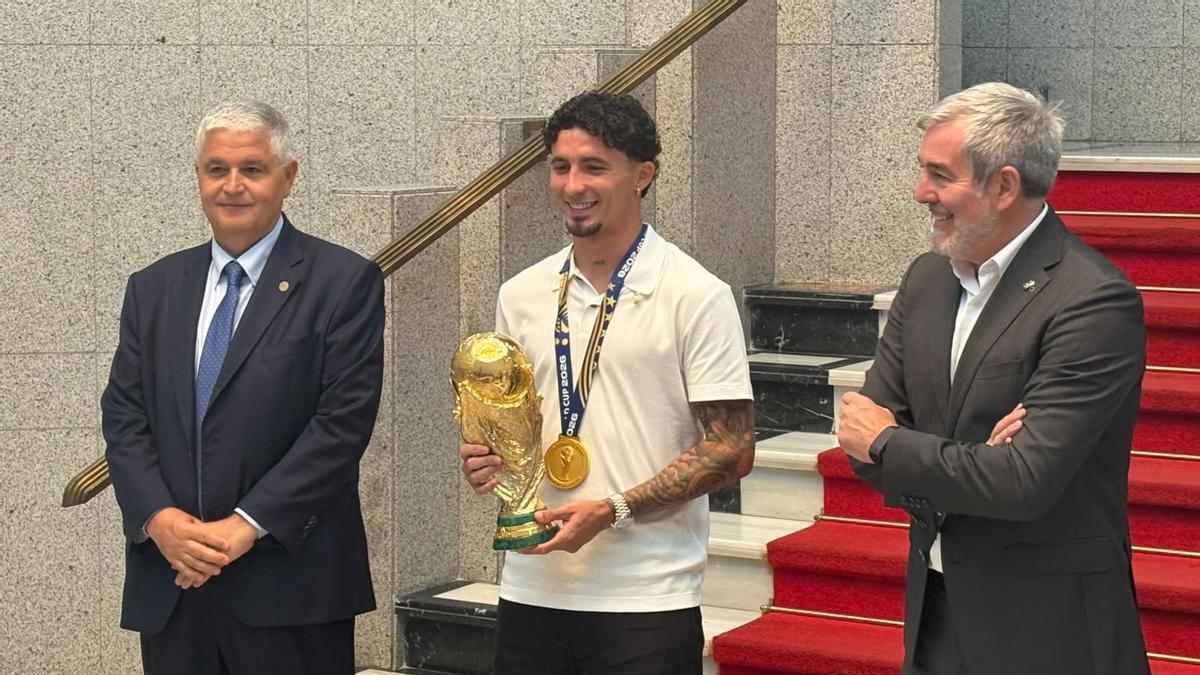 Recibimiento a Yeremy Pino en el Gobierno de Canarias y el Cabildo de Gran Canaria tras ganar la Copa del Mundo del Fútbol 2026