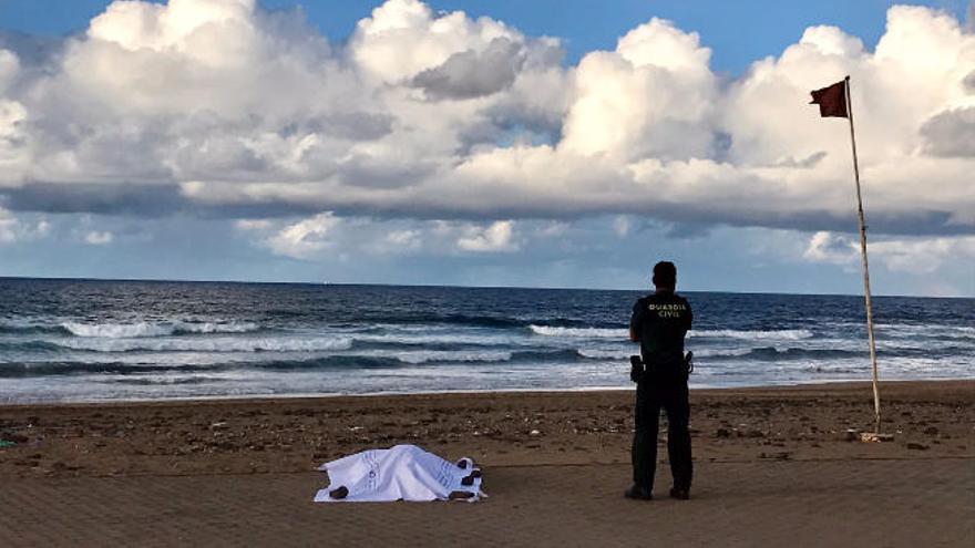 Un guardia civil, junto al cadáver del turista en Bocabarranco, en Gáldar.