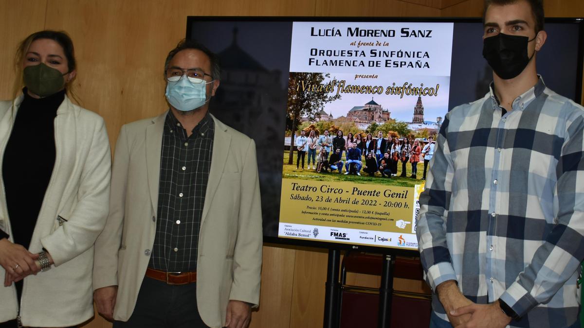 Eva M. Torres, Carlos Pacheco y Francisco Carmona, ante el cartel del concierto.