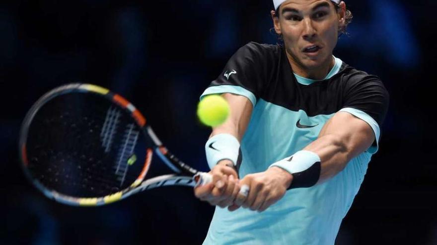 Rafael Nadal ejecuta un golpe de revés durante el partido celebrado ayer ante David Ferrer. // Reuters