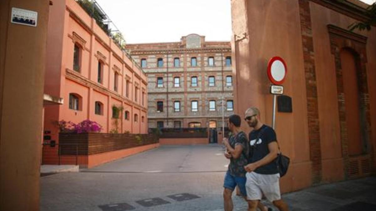 Fachada del bloque 'La Farinera', construido por la promotora Emacon en el Poble Nou.