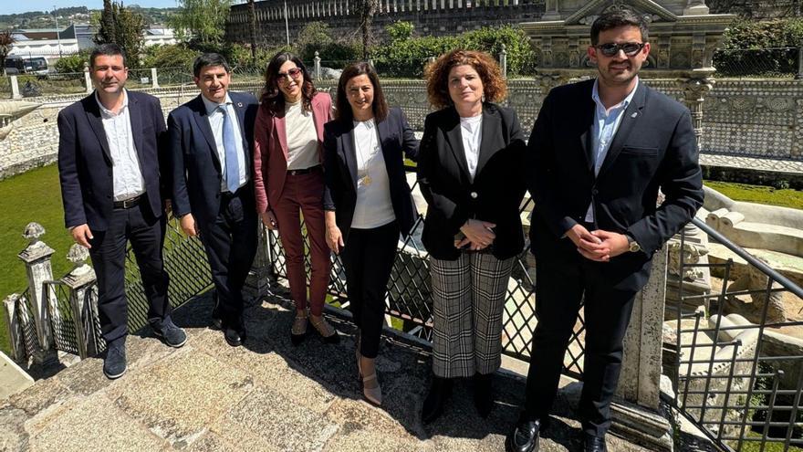 Rosana Morillo, tercera por la izquierda, junto a la alcaldesa en la visita a O Pasatempo. |   // LA OPINIÓN