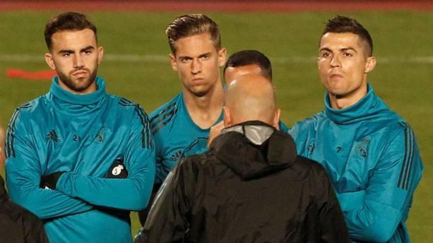 Zidane, ayer, dialoga con Mayoral, Llorente y Cristiano.