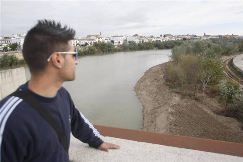 Labores de limpieza en el río Guadalquivir