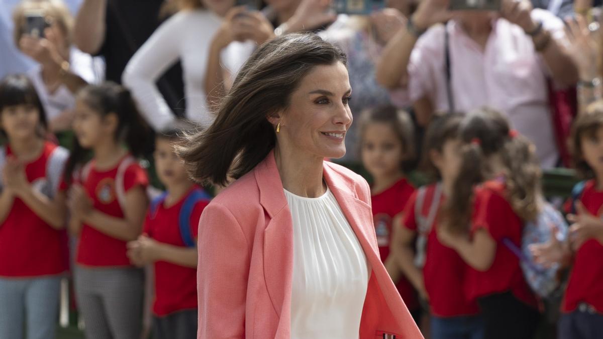 La reina Letizia estrena un traje de Hugo Boss en Canarias.