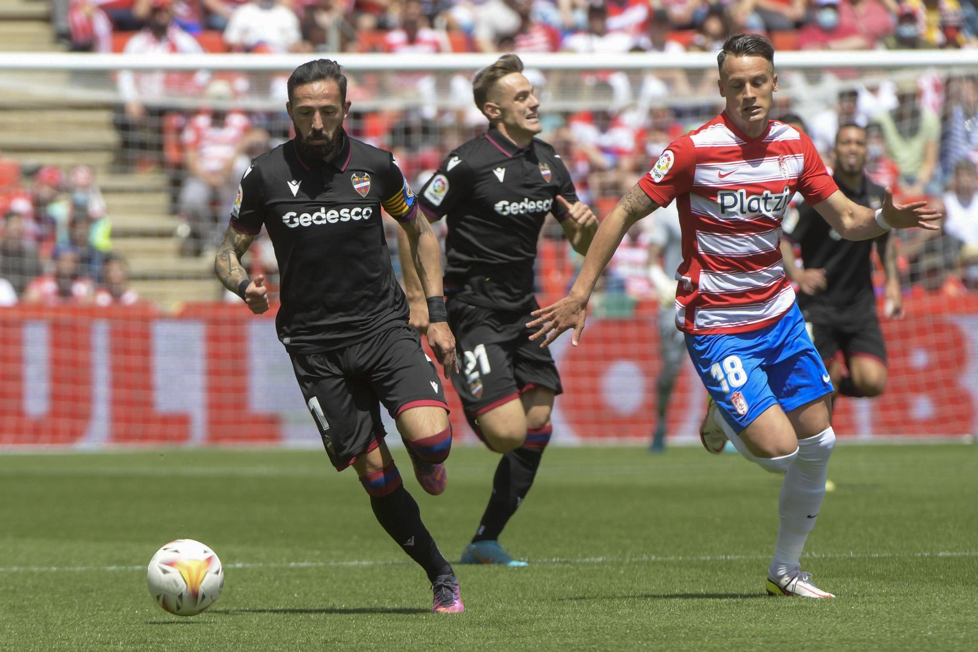 El partido entre el Granada y el Levante UD, en imágenes