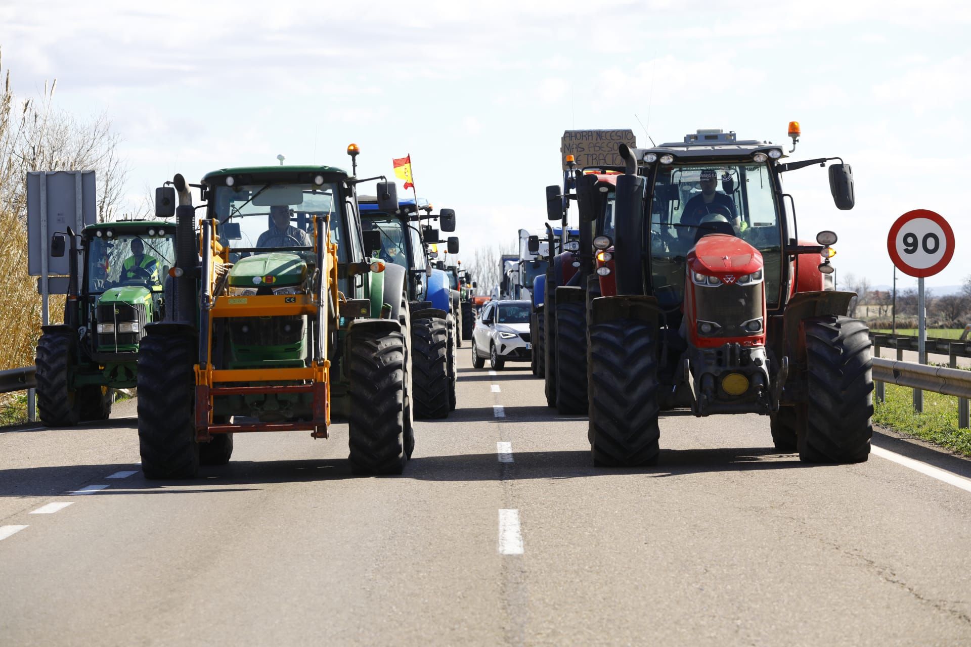 En imágenes | Tractorada en la A-68 entre Alagón y Pinseque