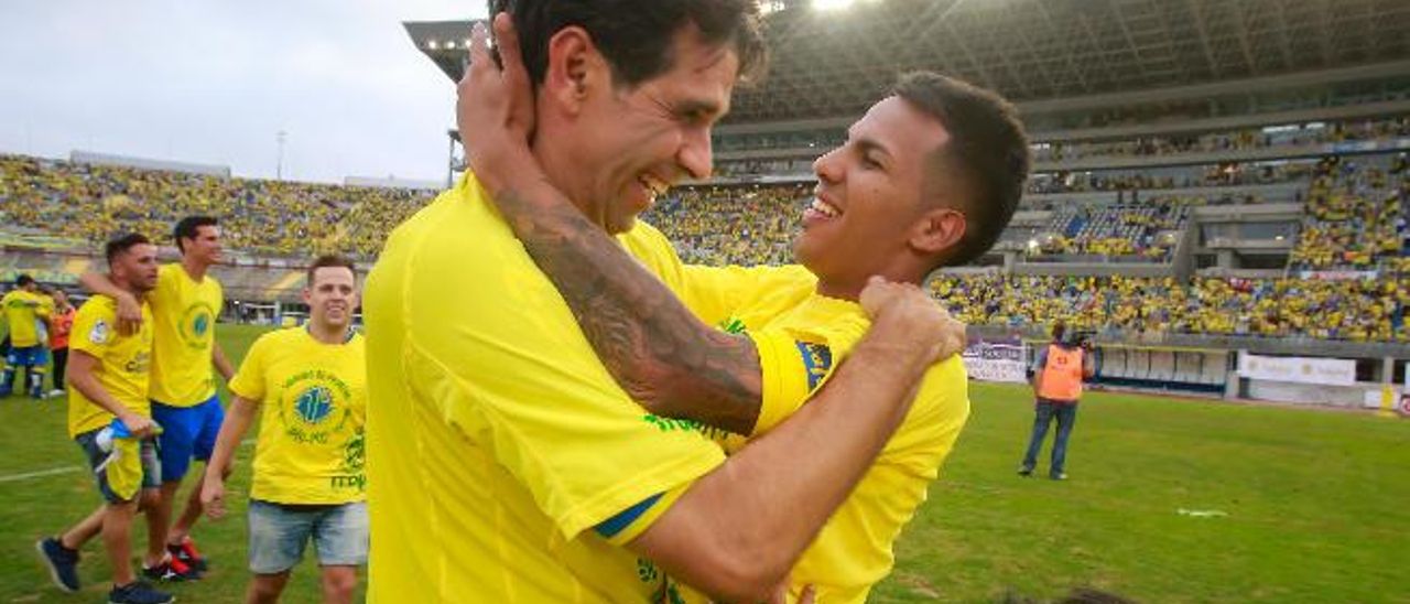 Jonathan Viera (d) abraza a Valerón, en la celebración del 21-J, tras eliminar al Zaragoza y sellar el ascenso.