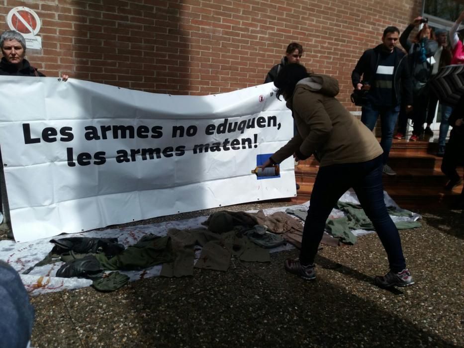 Protesta contra les Forces Armades a l'Expojove.