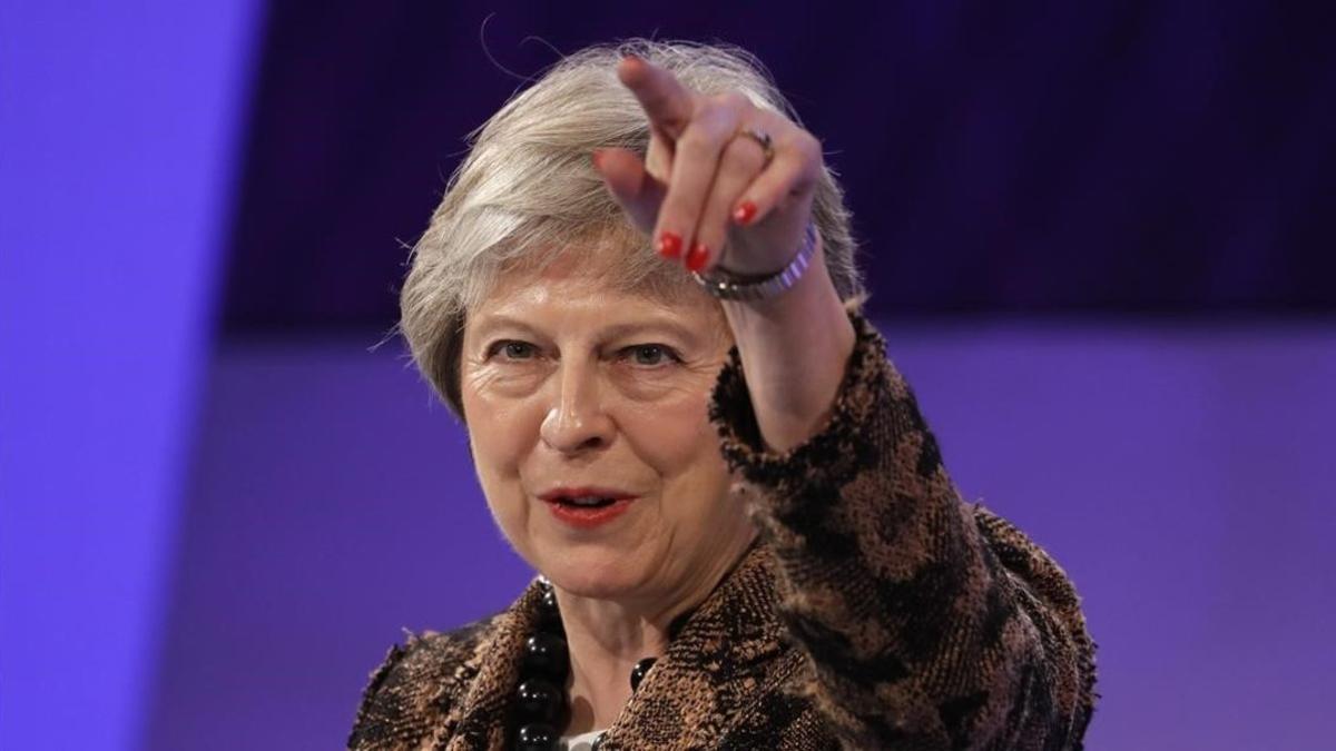 Theresa May habla ante la patronal.