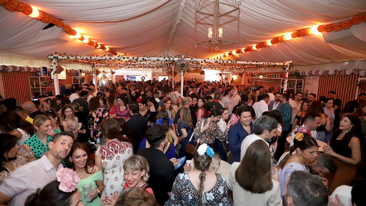 Ambiente en una caseta de la Feria de Córdoba