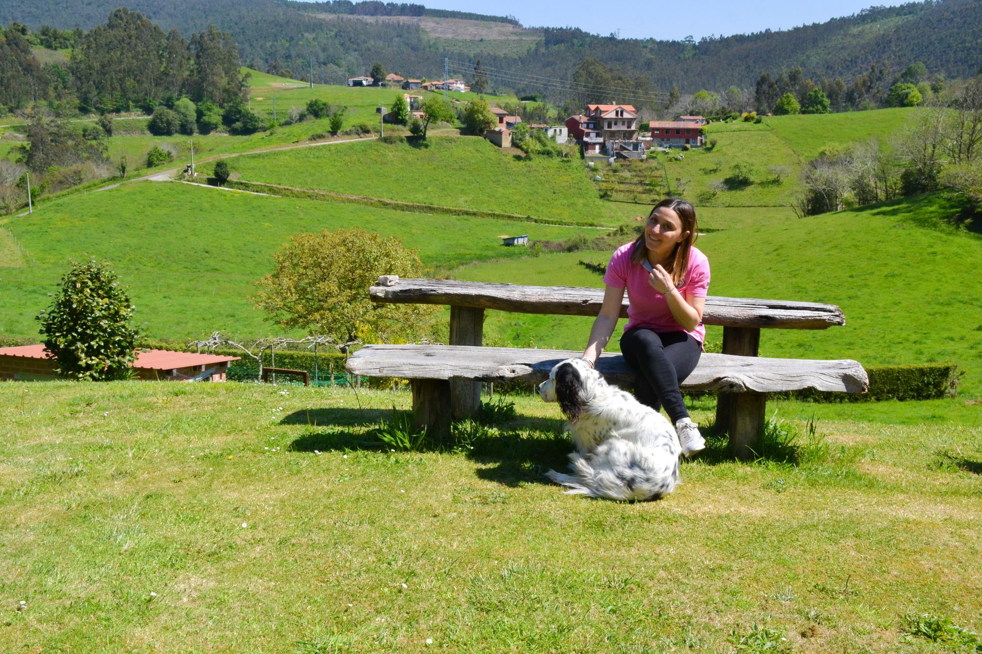 Belén Fernández, junto a su perro y ante el espectacular paisaje que se asoma a su casa en La Fenosa.